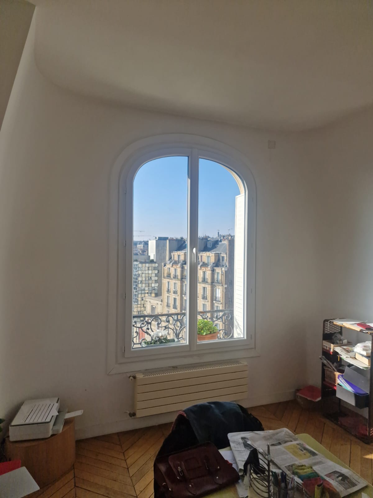 Fenêtre cintrée PVC sur mesure dans appartement haussmannien parisien