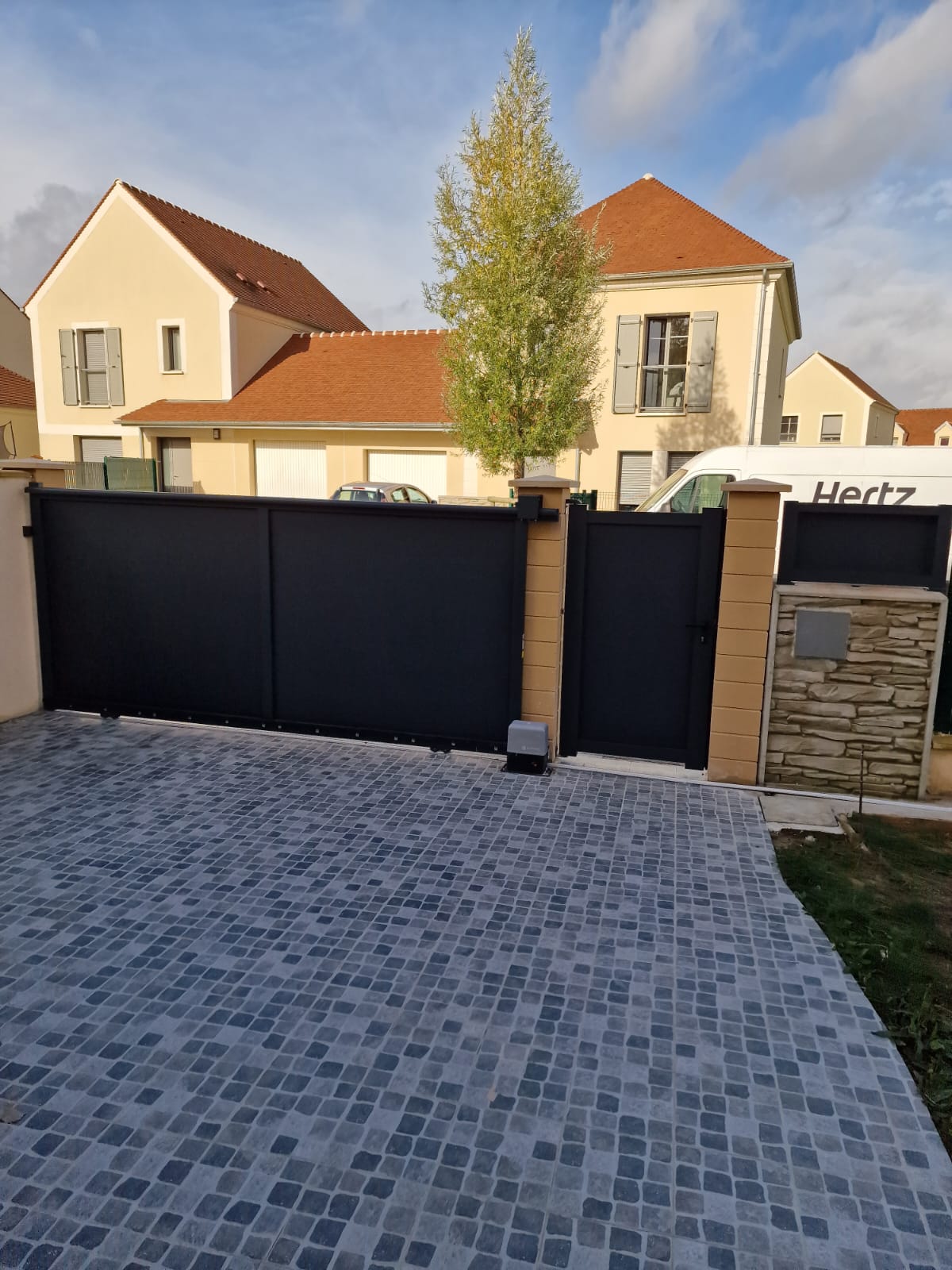 Portail aluminium coulissant motorisé sur pavillon